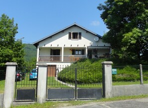 Exterior - Spacious house with large fenced garden (Cernon)