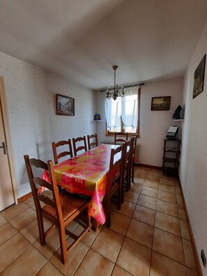 Dining - Spacious house with large fenced garden (Cernon)