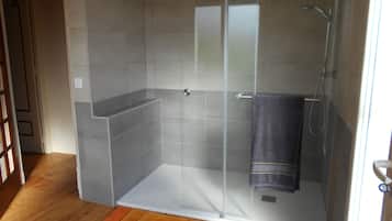 Shower, hair dryer, towels, toilet paper