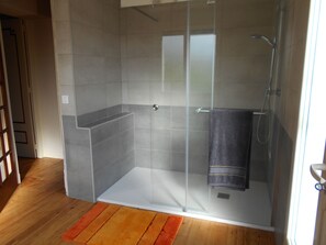Een douche, een haardroger, handdoeken, toiletpapier