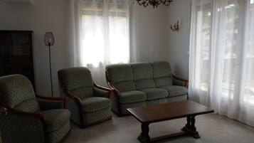 Smart TV, DVD player, livros, videoteca