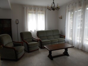 TV connectée, lecteur de DVD, livres, vidéothèque