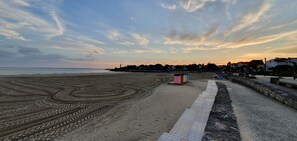 Rannalla, aurinkotuoleja