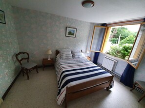 2 bedrooms, iron/ironing board, travel cot, free WiFi