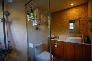 Suite | Badezimmer | Dusche, kostenlose Toilettenartikel, Haartrockner, Hausschuhe