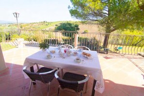 Outdoor dining - PANORAMIC COTTAGE WITH PRIVATE POOL (Monterappoli)