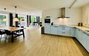 Kylskåp, ugn, spishäll och diskmaskin