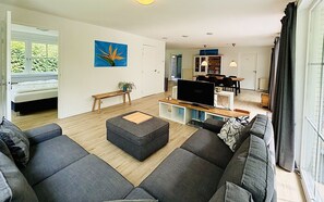 Een televisie en een stereo