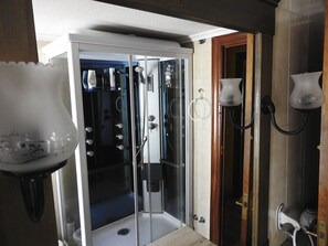 Douche, séchoir à cheveux, serviettes fournies, savon