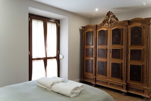 8 bedrooms, desk, iron/ironing board, free WiFi - Accommodation for groups and village with special charm, 20 minutes from LEÓN. (Cimanes del Tejar)