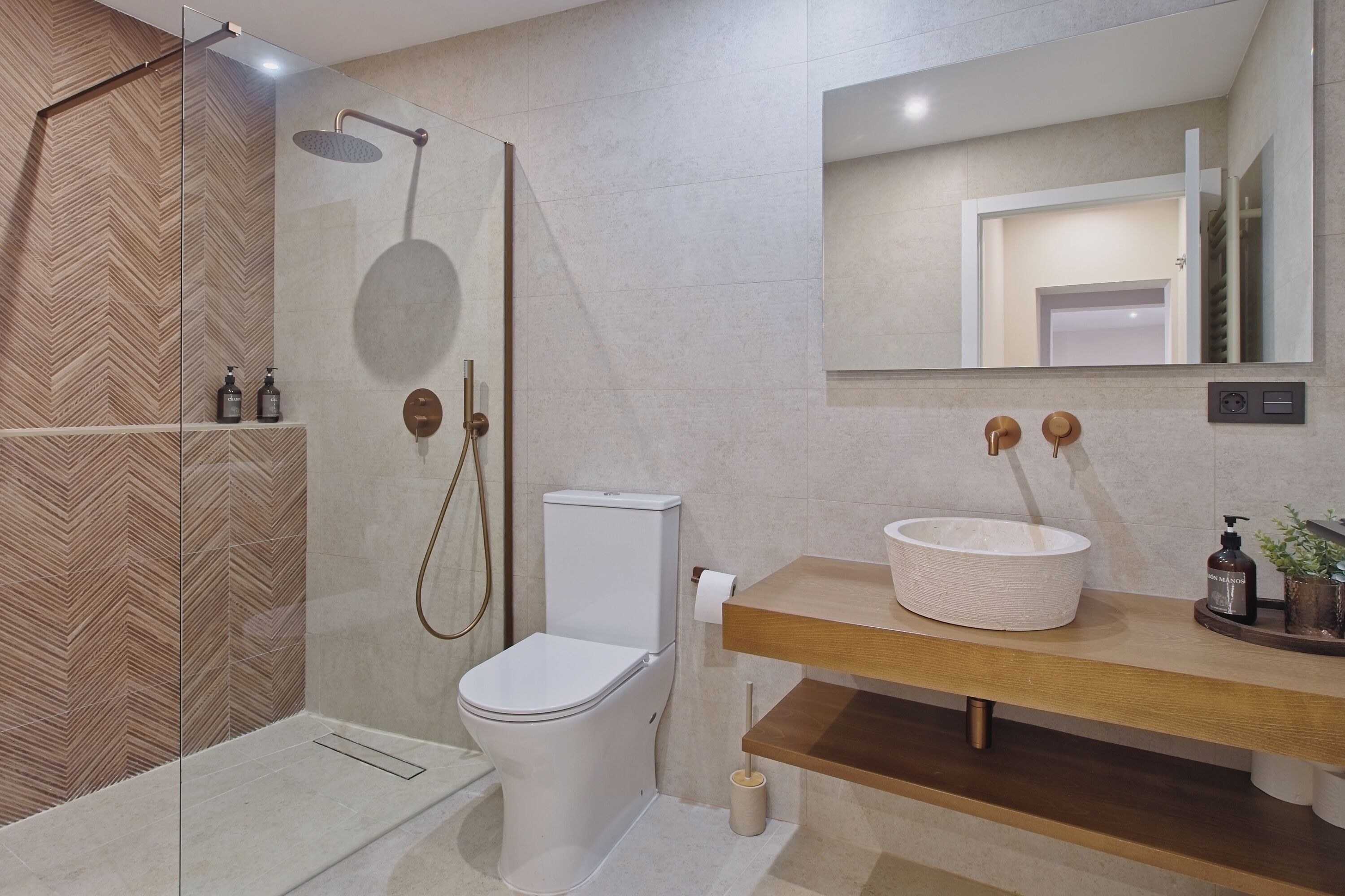 Een douche, een haardroger, een bidet, handdoeken