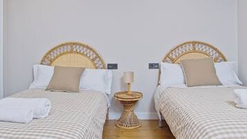 8 slaapkamers, een bureau, een strijkplank/strijkijzer, gratis wifi