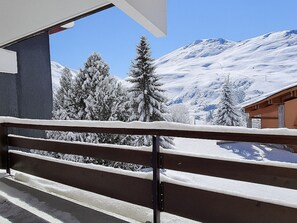 Property grounds - 6-person ski-in ski-out apartment at La Croisette, Les Menuires (Les Menuires)