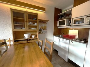 Kühlschrank, Mikrowelle, Ofen, Wasserkocher mit Kaffee-/Teezubehör