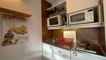 Fridge, microwave, oven, coffee/tea maker