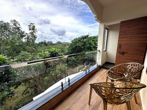 Habitació doble Deluxe, vistes al riu | Caixa forta a l'habitació i escriptori 