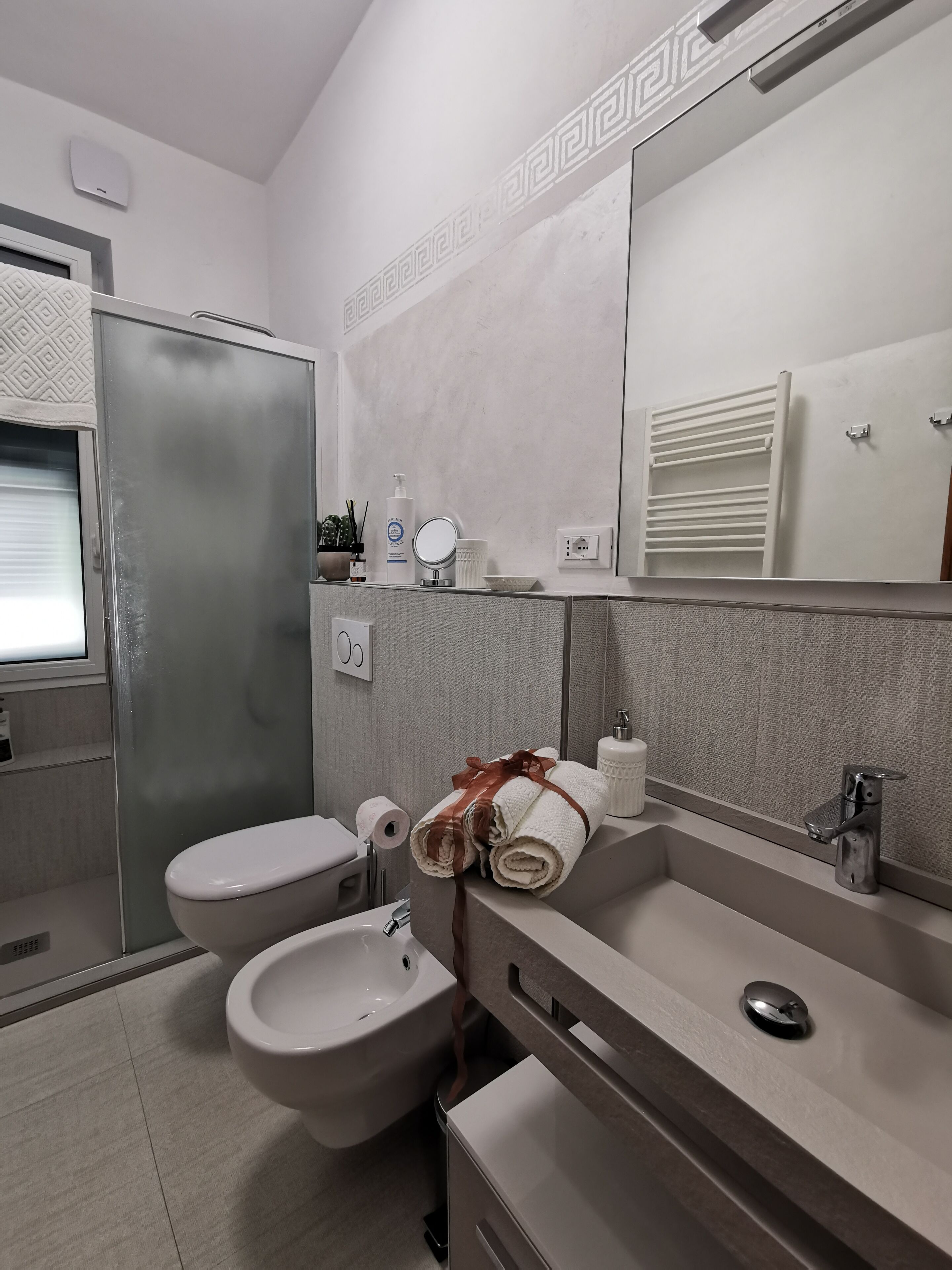 Een douche, een haardroger, een bidet, handdoeken