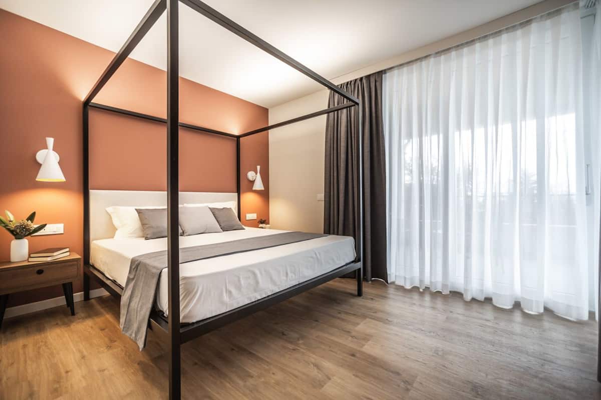Suite, balcone, vista lago | Minibar, una cassaforte in camera, una scrivania, Wi-Fi gratuito