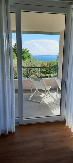 Suite, balcon, vue lac | Minibar, coffres-forts dans les chambres, bureau, Wi-Fi gratuit