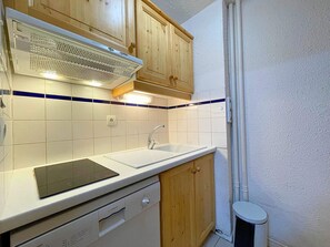 Een koelkast, een microgolfoven, een oven, een vaatwasser