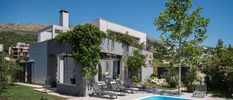 Piscina all'aperto, una piscina riscaldata