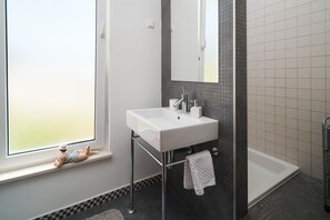 Serviettes fournies, shampoing, papier toilette