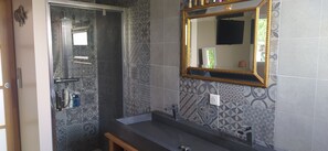 Douche, séchoir à cheveux, papier de toilette