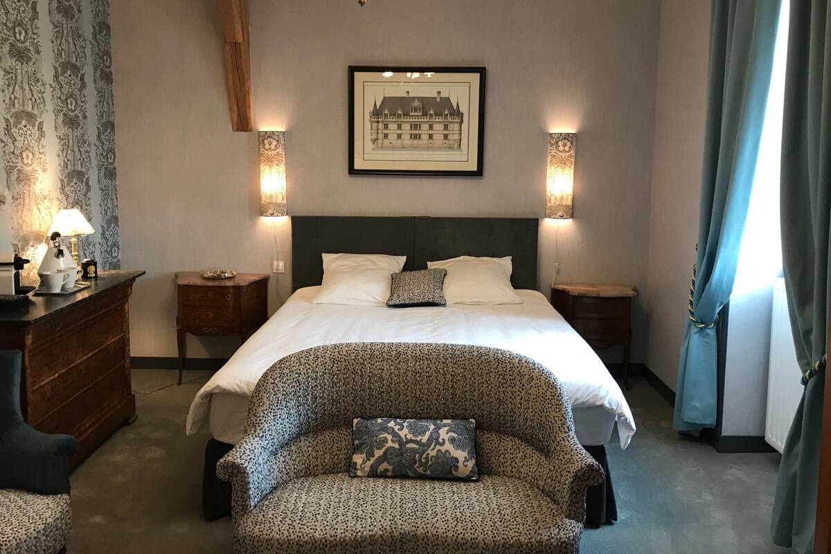 Room (Des Girafes) | Hypo-allergenic bedding available, desk, WiFi (free), bed sheets