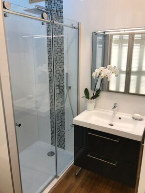Camera (Des Panthères) | Bagno | Set di cortesia gratuito, accappatoio, asciugamani, sapone