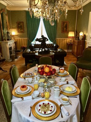 Free daily full breakfast - La Maison Leonard (Blere)