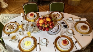 Free daily full breakfast - La Maison Leonard (Blere)