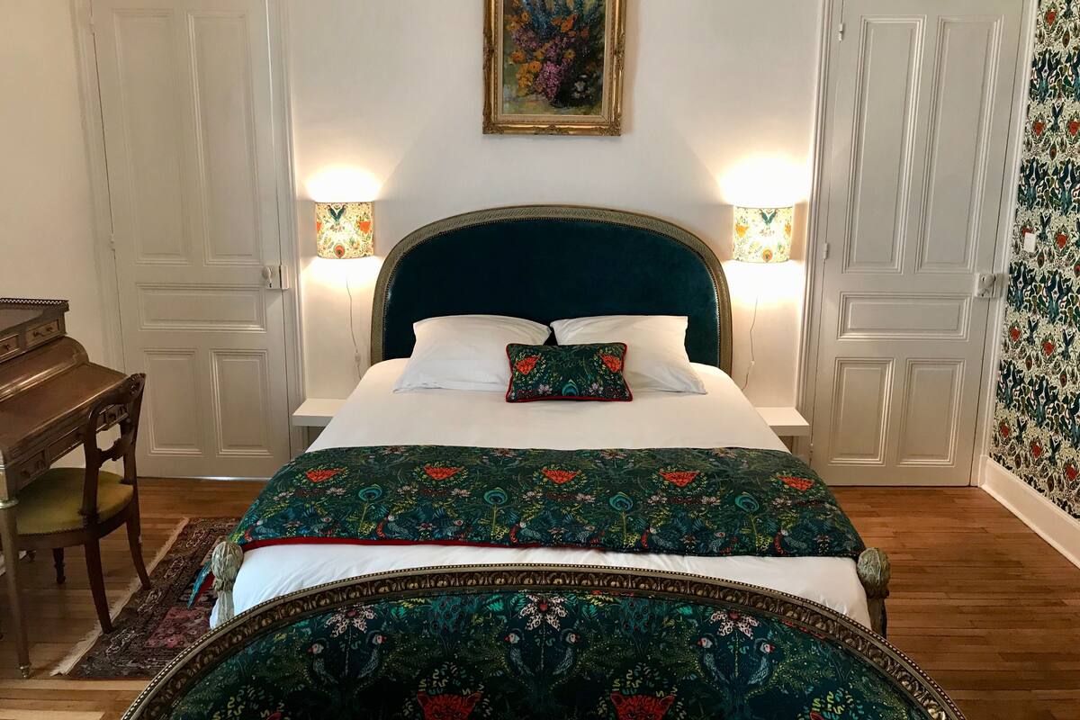 Room (Des Panthères) | Hypo-allergenic bedding available, desk, WiFi (free), bed sheets