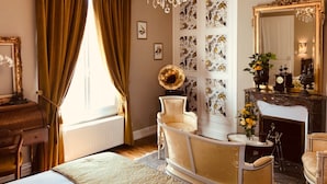Room (Aux Oiseaux) | Living area - La Maison Leonard (Blere)