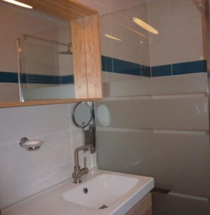 Shower, hair dryer, towels, soap - VINCENT REGAGNON room (Saint-Girons)
