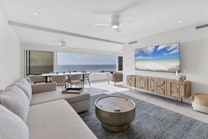 Unclassified image, 2 of 31, button