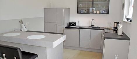 冰箱、微波炉、烤箱、洗碗机