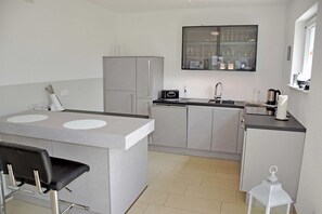 Kjøleskap, mikrobølgeovn, ovn og oppvaskmaskin