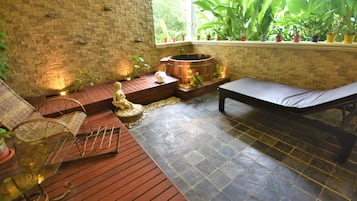 Indoor spa tub