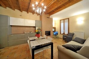 Televisión y chimenea