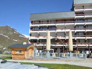 Ein mehrstöckiges Hotel mit modernem architektonischen Design, mit Balkonen und großen Fenstern.