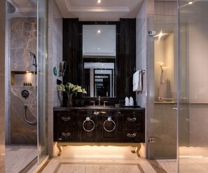 Shower, free toiletries, hair dryer, bathrobes - Venus Royal Hotel (Kunming)