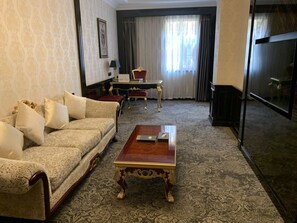 ห้องดีลักซ์สวีท, ปลอดบุหรี่ | มินิบาร์, ตู้นิรภัยในห้องพัก, ผ้าม่านกันแสง, เปล/เตียงเด็กอ่อน