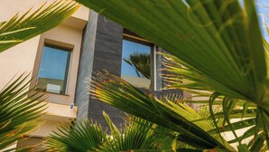 A modern building with large windows and a balcony. - Villa Sophia (Busot)