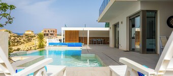 Moderne ny villa med privat oppvarmet svømmebasseng