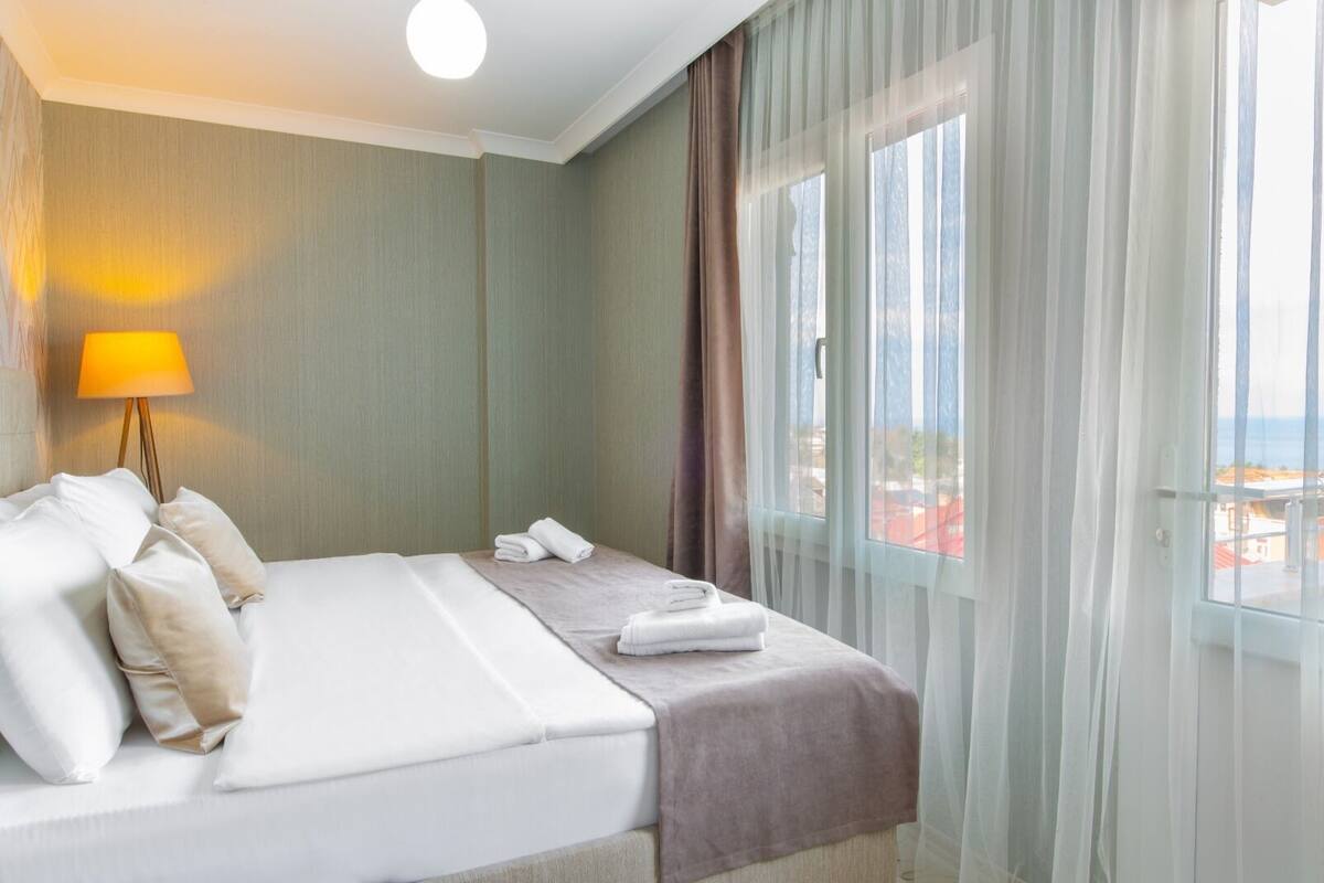 2 bedrooms, premium bedding, down comforters, Select Comfort beds