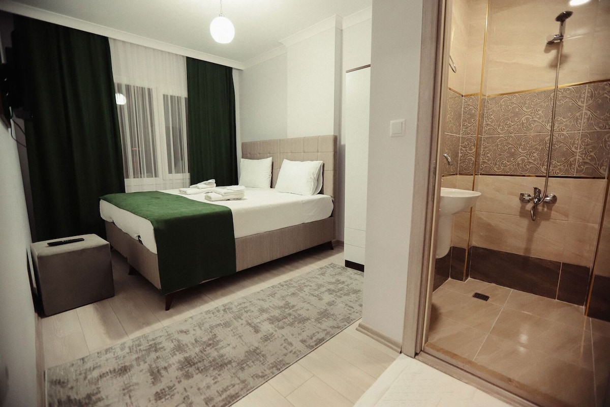 2 bedrooms, premium bedding, down comforters, Select Comfort beds