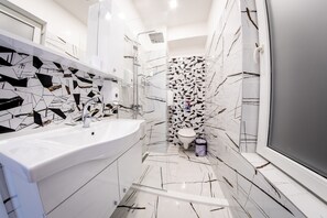 Sofia Colour Life Apartment | Baño | Artículos de higiene personal gratuitos, secador de pelo y toallas