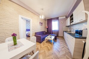 Sofia Violet Life Apartment | Zona de estar | Una televisión de plasma