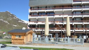 Un hôtel à plusieurs étages doté d’une architecture moderne, avec des balcons et de grandes fenêtres.