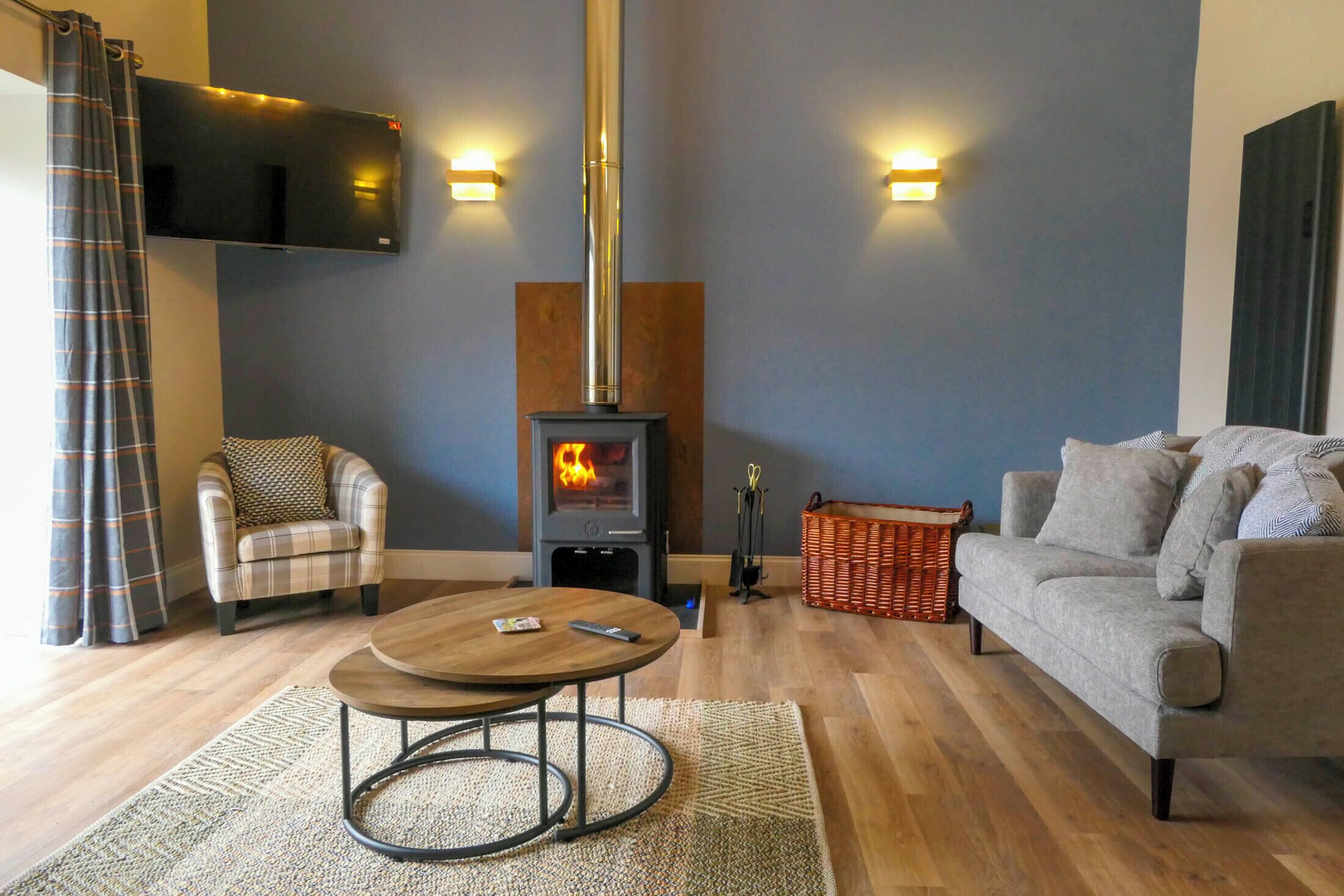 Smart TV, fireplace